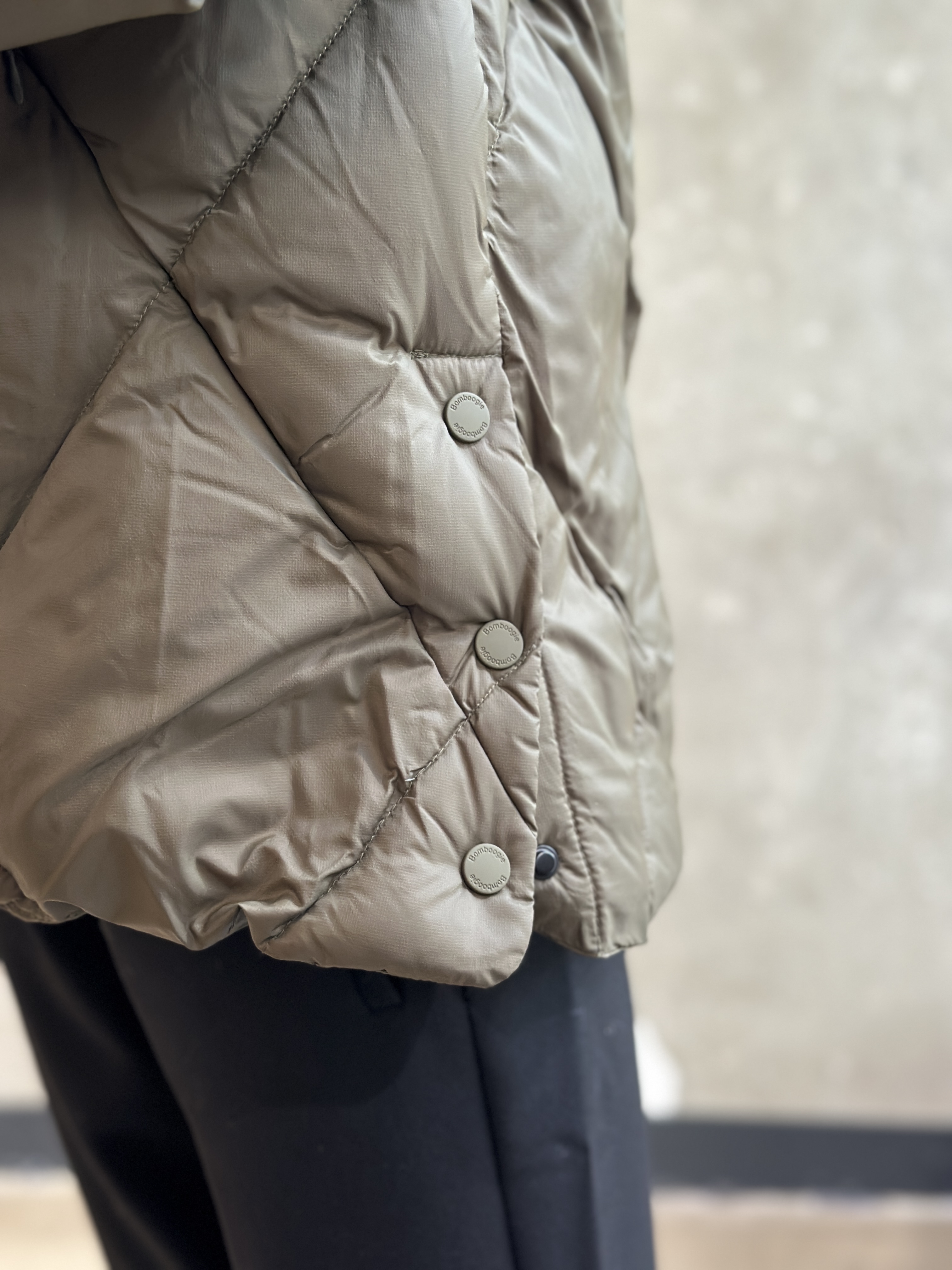 BOMBOOGIE Daunenjacke dark moss green