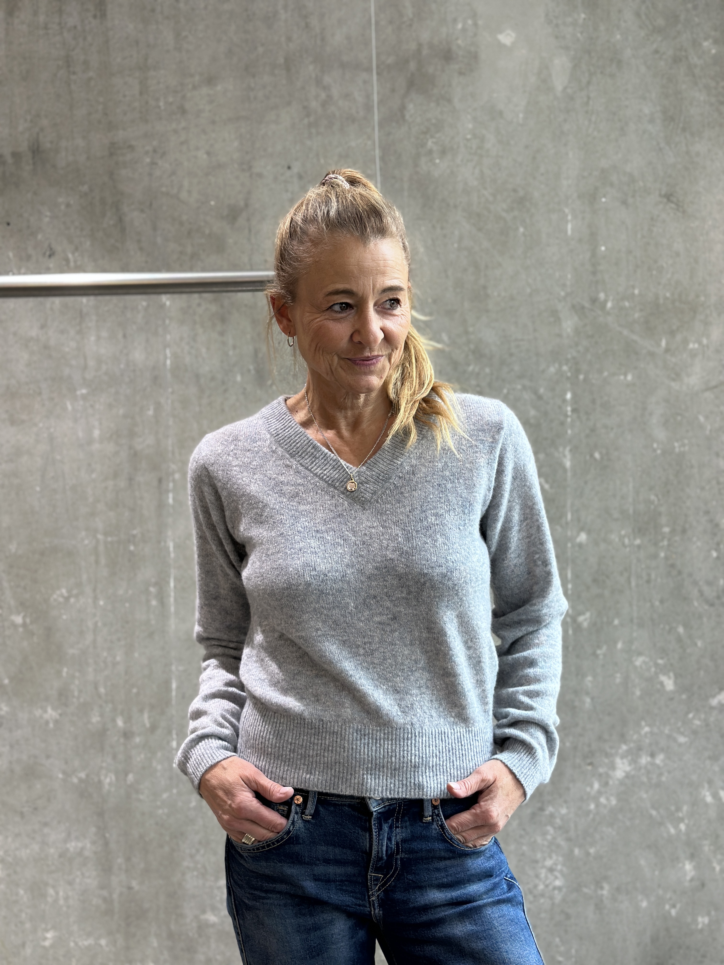 HANDMADE V-Pullover in 2 Farben