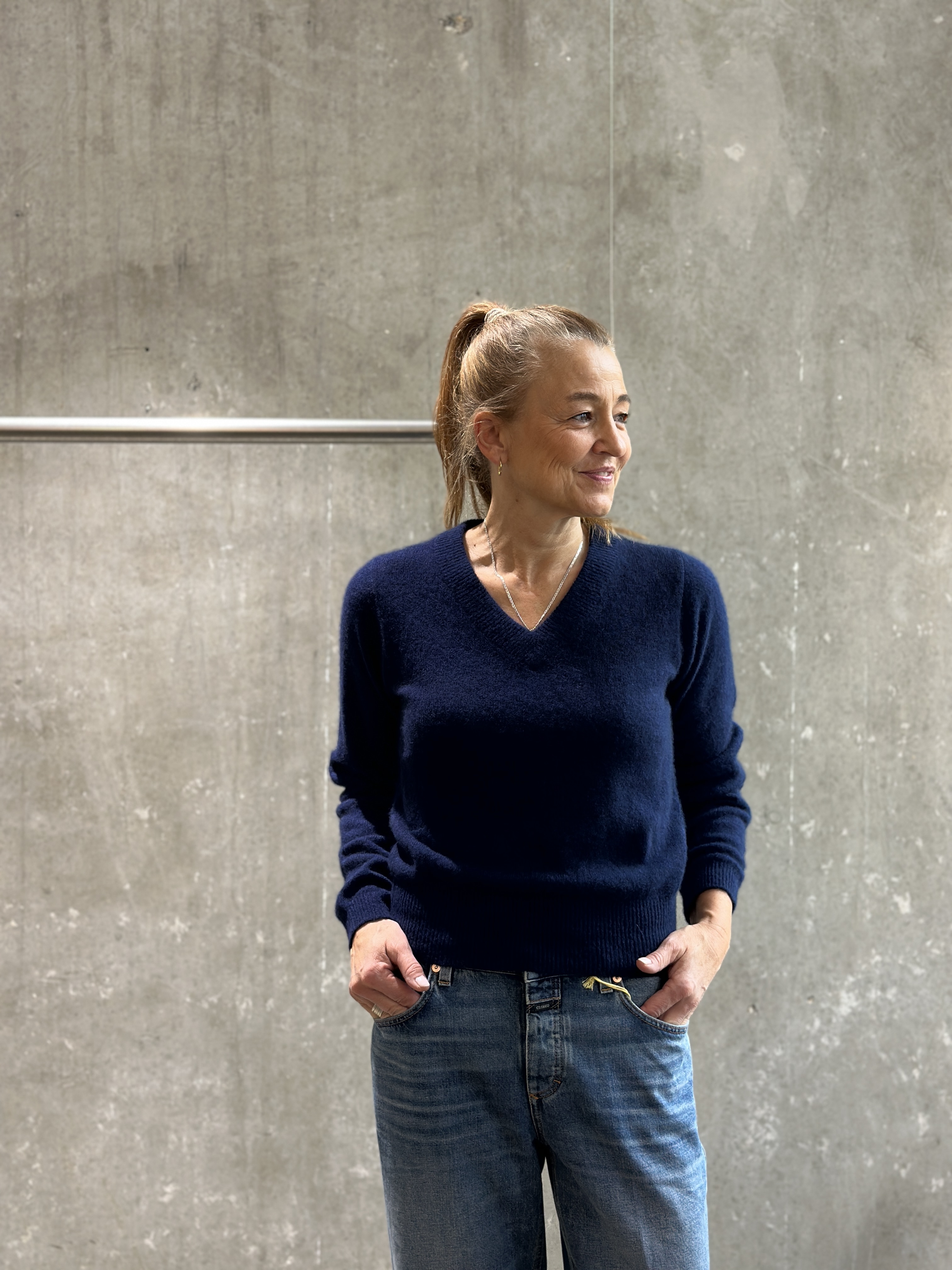 HANDMADE V-Pullover in 2 Farben