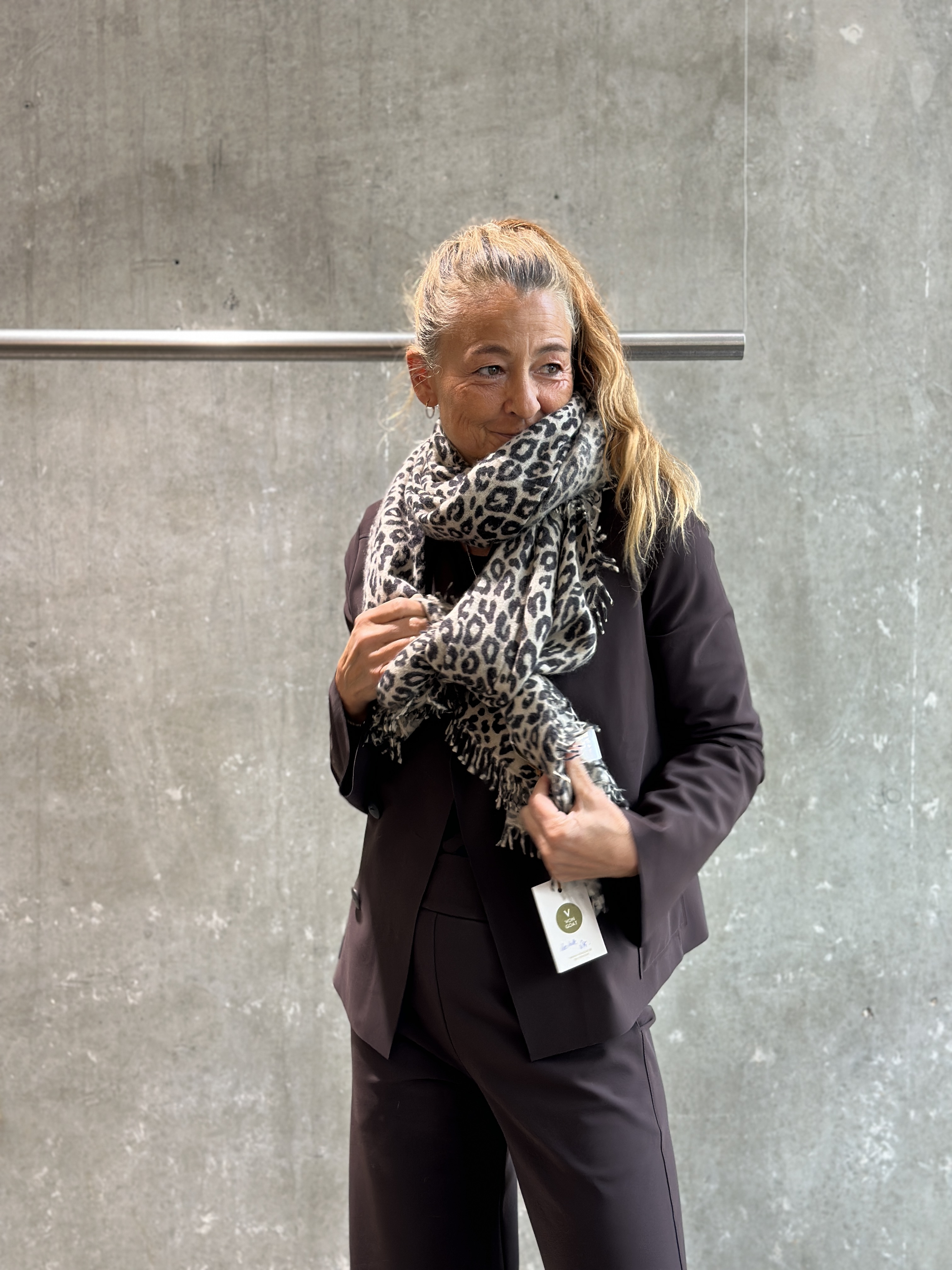 VON GOAT Schal leo latte/black