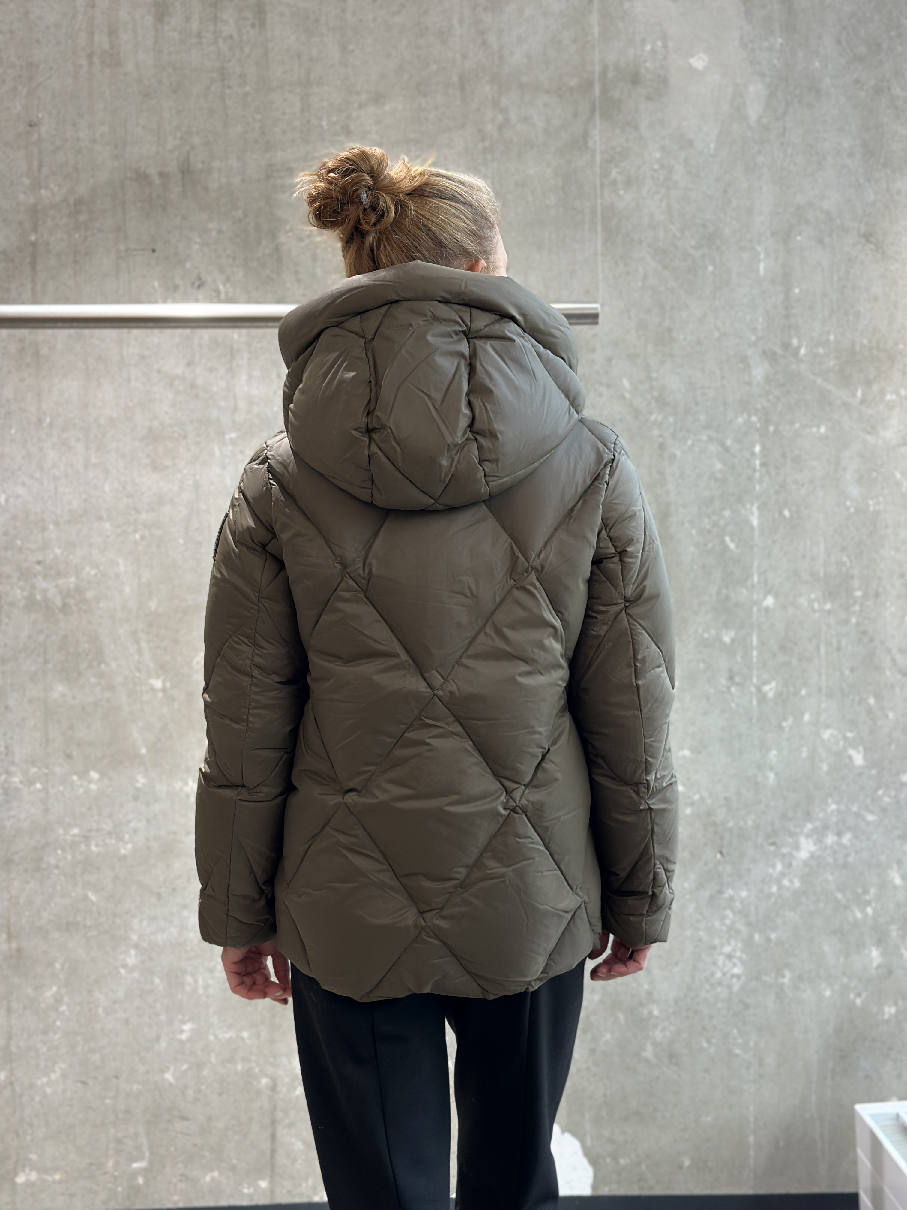 BOMBOOGIE Daunenjacke dark moss green