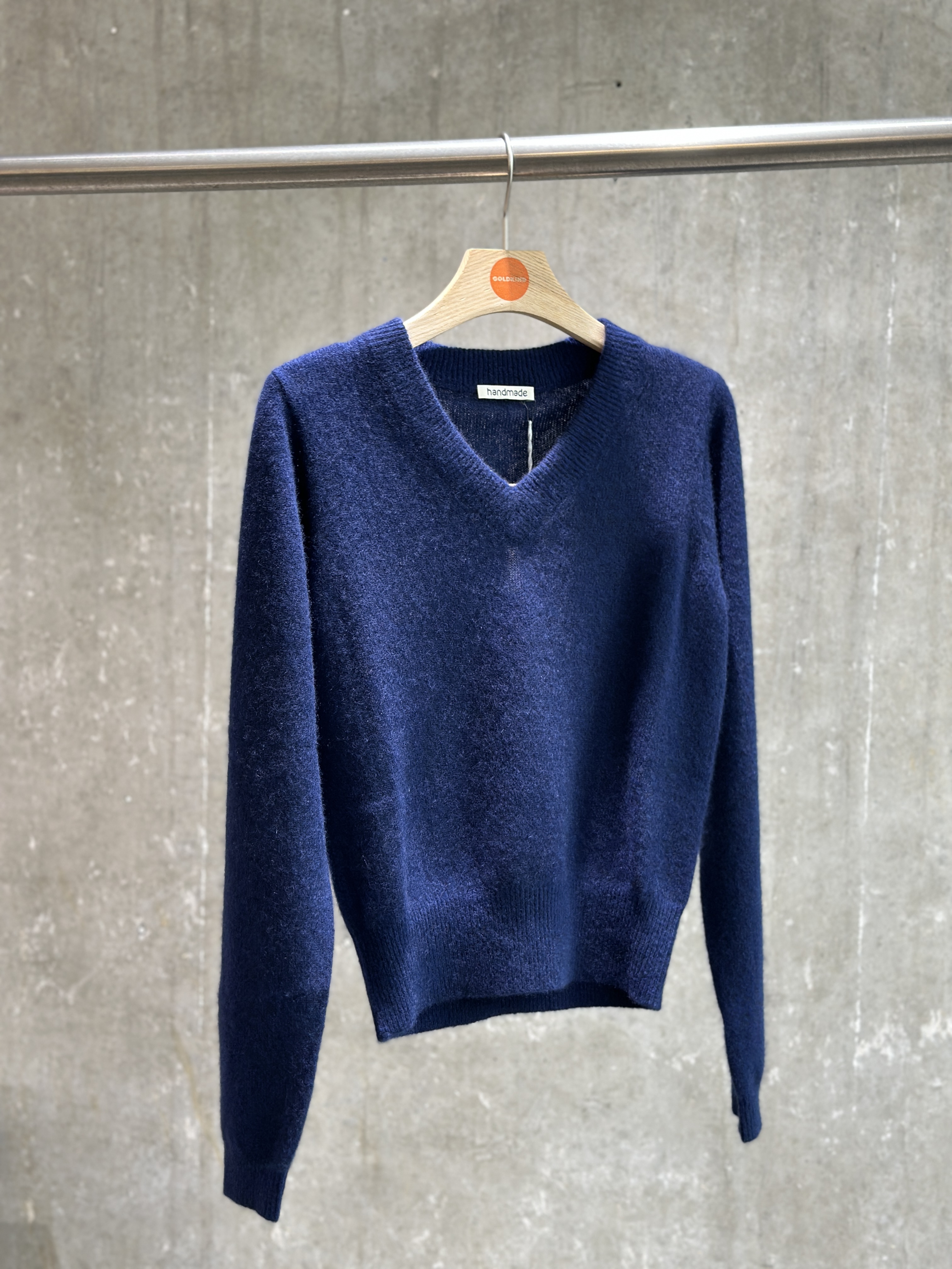 HANDMADE V-Pullover in 2 Farben
