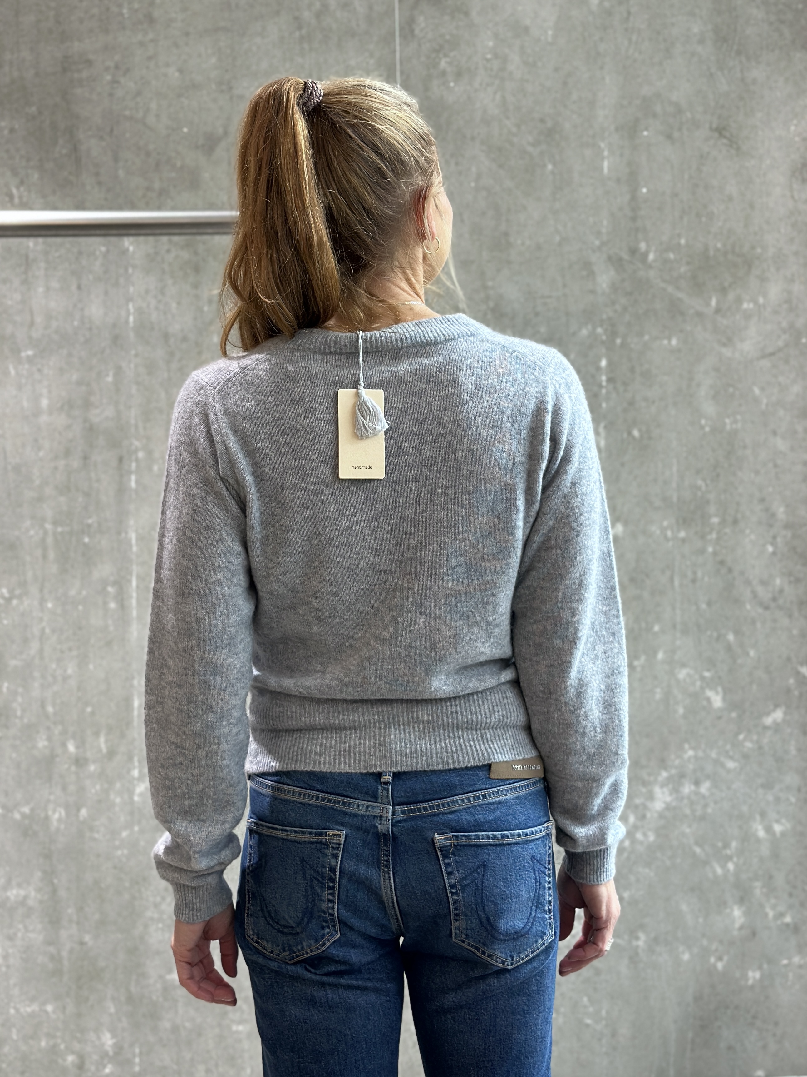 HANDMADE V-Pullover in 2 Farben